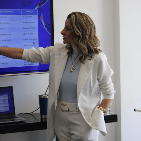 Alunas praticando técnica de harmonização glútea com caneta pressurizada em modelo real